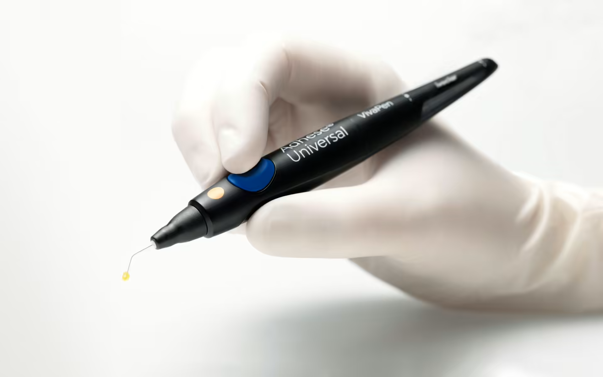 Adhese-Universal-VivaPen_hand